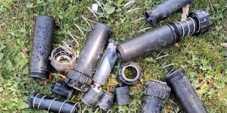 Desde el pasado mes de abril, las zonas verdes de Cuenca sufren una oleada de actos vandálicos que ha dejado cerca de 300 aspersores arrancados o destrozados de forma intencionada. Esta situación genera un problema doble para la ciudad, combinando la pérdida económica directa por la reposición del material con el importante derroche de agua que se produce hasta que los técnicos logran reparar cada avería. La Policía Local ha confirmado que el coste de estos daños supera ya los 4.000 euros para las arcas municipales. Los fondos destinados a solucionar estos desperfectos provienen del presupuesto público, restando recursos que podrían emplearse en la mejora de otros servicios ciudadanos. Ante la reiteración de los incidentes, las autoridades han decidido reforzar la vigilancia policial en los parques afectados para identificar a los responsables y frenar los daños. Consecuencias para las familias Las fuerzas de seguridad ya están revisando las grabaciones de las cámaras de vigilancia ubicadas en las proximidades de las zonas afectadas. Destrozar el mobiliario urbano y los sistemas de riego no se considera una simple travesura, ya que puede constituir un delito de daños tipificado en el Código Penal. Las sanciones varían en función de la cuantía económica y las circunstancias exactas en las que se producen los hechos. La Policía Local hace un llamamiento a la responsabilidad de los adultos para que eduquen a los menores sobre las graves consecuencias de estas conductas. Si los autores de los destrozos no alcanzan la mayoría de edad, la legislación vigente establece un marco estricto para sus progenitores o guardadores legales: Asunción íntegra de los costes económicos derivados de la intervención. Obligación de reparar todos los perjuicios materiales ocasionados. Posibles repercusiones penales derivadas de la infracción cometida. Evolución del vandalismo local El daño al mobiliario urbano es un reto histórico en el mantenimiento de Cuenca. Al consultar el archivo de Liberal de Castilla, se observa cómo el vandalismo en los espacios públicos ha evolucionado durante la última década, pasando de las tradicionales pintadas o roturas de bancos de madera al ensañamiento directo con infraestructuras técnicas. Este cambio de patrón agrava considerablemente el impacto medioambiental, sumando la pérdida de recursos hídricos al mero coste de los materiales. La hemeroteca demuestra que el civismo y la colaboración ciudadana son las únicas vías efectivas a largo plazo para frenar estas oleadas. Proteger el entorno verde requiere entender que los espacios públicos pertenecen a todos los vecinos y su viabilidad depende del respeto colectivo.