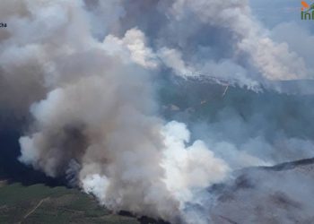 El viento y las altas temperaturas complican el operativo de 332 efectivos en el incendio de La Mierla