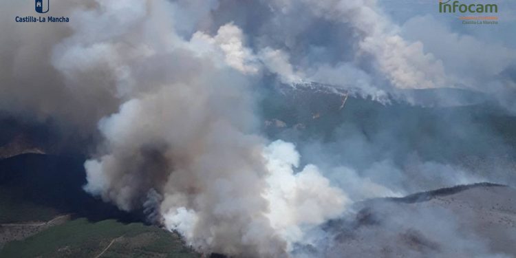 El viento y las altas temperaturas complican el operativo de 332 efectivos en el incendio de La Mierla 1 El viento y las altas temperaturas complican el operativo de 332 efectivos en el incendio de La Mierla