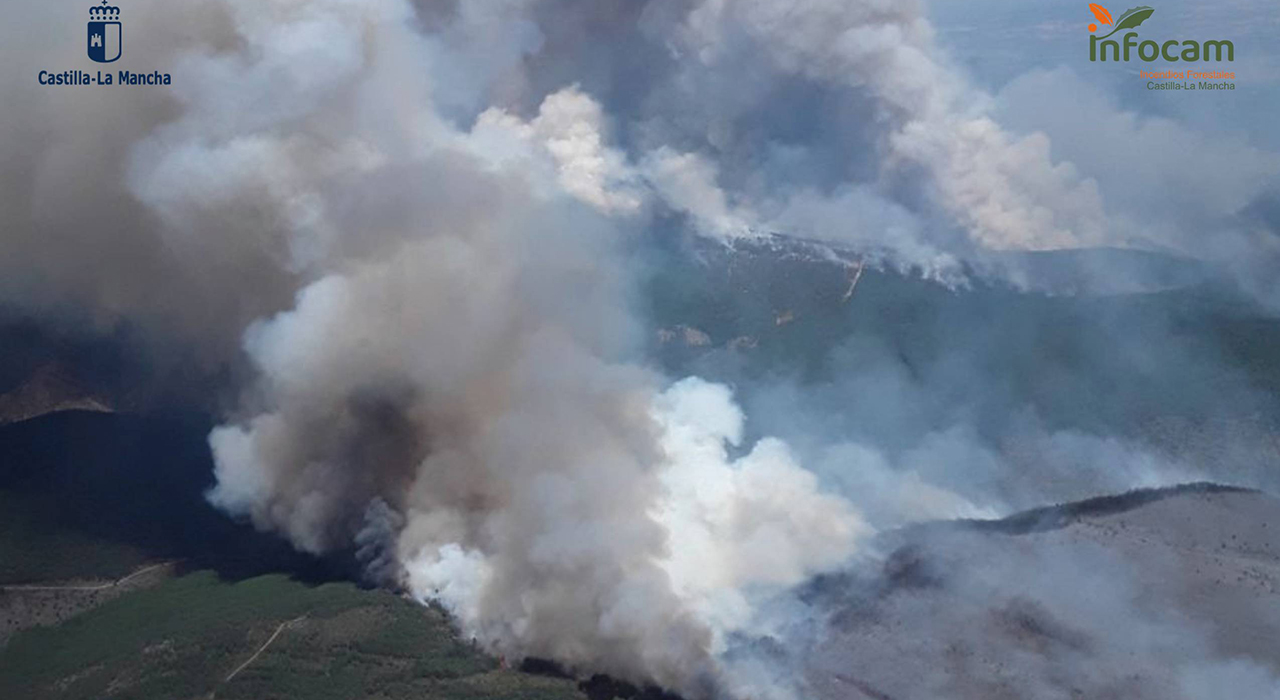 El viento y las altas temperaturas complican el operativo de 332 efectivos en el incendio de La Mierla 2 El viento y las altas temperaturas complican el operativo de 332 efectivos en el incendio de La Mierla