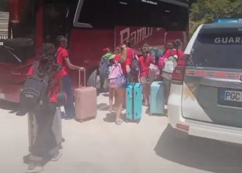 Evacúan a cien menores de un campamento en Somolinos por el avance del incendio de La Mierla