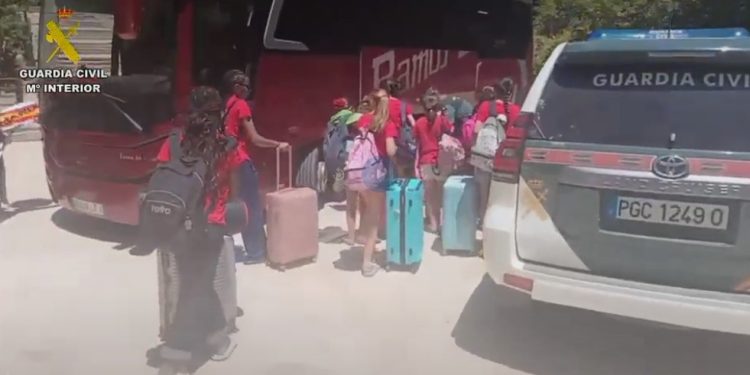 Evacúan a cien menores de un campamento en Somolinos por el avance del incendio de La Mierla Evacúan a cien menores de un campamento en Somolinos por el avance del incendio de La Mierla