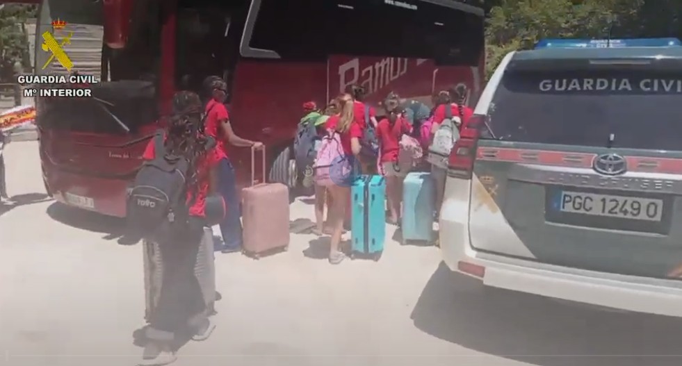 Evacúan a cien menores de un campamento en Somolinos por el avance del incendio de La Mierla 1 Evacúan a cien menores de un campamento en Somolinos por el avance del incendio de La Mierla