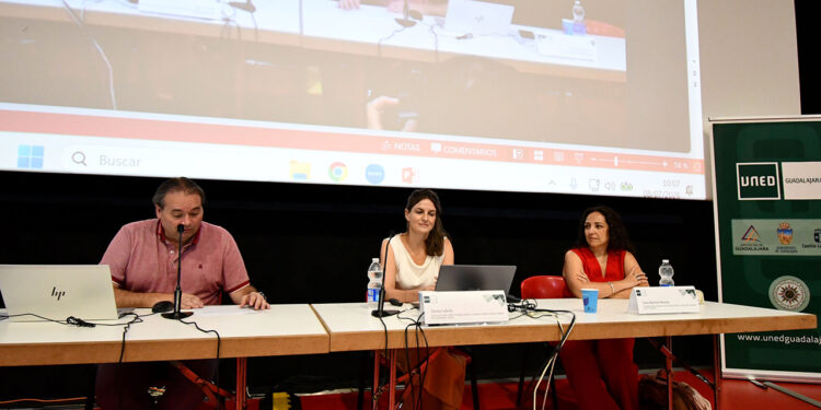 Finaliza el tercer curso de verano de UNED Guadalajara en el EJE de Azuqueca 1 La vida no es perfecta y en cierta forma, somos los capitanes de nuestro propio viaje vital. Existen los traumas, en mayor o menor grado, los traumas con T mayúscula y con t minúscula, pero es importante saber abordarlos con ayuda profesional y un tratamiento terapéutico adecuado, que se base no sólo en la neuropsicología sino también en las fortalezas del paciente. El éxito reside en que vuelva a creer en él, que asuma -si llega el caso- lo imposible, que no se avergüence de sentir tristeza ni de equivocarse y consiga vivir una vida lo más feliz posible, recibiendo cuidados -desde fuera o de sí mismo- y siendo capaz de reescribir su guion vital, algo que comienza a diseñarse desde la cuna y gracias a un apego correcto. De todo ello, se ha hablado en el tercer Curso de Verano de UNED, celebrado en el Espacio Joven Europeo (EJE) de Azuqueca de Henares, bajo el título ‘Más allá del trauma: abordajes clínicos frente a un fenómeno complejo’, en el que han participado nueve psicólogos a lo largo de tres jornadas. “El abordaje del trauma debe ir más allá de la etiqueta diagnóstica”, señala la directora del curso, la psicóloga Genny Lubrini, profesora titular de la UNED. “Debe enfocarse en la seguridad, la alianza terapéutica y la reconstrucción del sentido de sí mismo, integrando el enfoque neuropsicológico, la regulación emocional y el apego”. Terapia y cuidados Unos 200 alumnos han asistido a este curso de manera presencial y online, que ha permitido un acercamiento multidisciplinar al trauma, un problema que, según el psicólogo y psicoterapeuta Arun Mansukhani ocurre “sobre todo, en espacios interpersonales íntimos”. Desde la revisión histórica del término, se han abordado los desafíos que presenta el trauma a la hora de evaluarse pero también conceptos como disociación -la desconexión entre la mente y la realidad de lo que se está viviendo en ese momento y que actúa como mecanismo de defensa ante un trauma-, la futilidad -la experiencia emocional profunda que surge al enfrentar algo que no puede modificarse-, el pensamiento complejo -capaz de tratar, dialogar y negociar con lo real- o la compasión, “la valentía de mirar a los ojos y afrontar”, señala el psicólogo y profesor de la UNED, Félix Hernández Lemes, coordinador además de este curso. A lo largo de las diferentes sesiones, se ha reflexionado sobre el impacto transformador que tiene aceptar lo imposible, la importancia del trabajo con el trauma relacional desde la compasión y el cuidado; la relevancia de saber cómo queda el guion de la vida después de la experiencia traumática o cómo funciona la psicoterapia de pareja. Finalmente, el curso ha abordado la parte clínica, dando espacio también para entender y conocer cómo se comporta el cerebro cuando hay un trastorno neurológico funcional así como la intervención en partes, la terapia de reprocesamiento y el trauma complejo. “El iceberg clínico muestra que aunque los motivos de consulta sean la ansiedad o la fibromialgia y la depresión, los problemas reales son vínculos de apego rotos, un dolor silenciado o las experiencias infantiles adversas”, afirma Hernández Lemes. Este miércoles por la tarde arranca el cuarto Curso de Verano, que lleva por título ‘Violencia de género: perspectivas, recursos e intervención integral’, dirigido por Pedro Javier Amor, donde se aportará una visión práctica e integral sobre este problema.