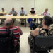 Guadalajara reúne a los colectivos sociales para eliminar las barreras de calles y edificios públicos 3 El Ayuntamiento de Guadalajara ha celebrado este lunes la primera reunión del Consejo Sectorial de Accesibilidad en el Centro Integral Municipal 'Eduardo Guitián'. El encuentro, presidido por el concejal de Infraestructuras, Santiago López Pomeda, en delegación de la alcaldesa Ana Guarinos, ha sentado a la misma mesa a representantes políticos y asociaciones de inclusión social para trazar una hoja de ruta que permita construir una ciudad libre de obstáculos. Durante la sesión de trabajo, el equipo de Gobierno detalló las líneas maestras del Plan de Movilidad Urbana Sostenible (PMUS). Este marco estratégico sitúa la accesibilidad como un pilar innegociable, apostando por garantizar una movilidad autónoma para todos los vecinos. Las medidas expuestas incluyen la adaptación de entornos urbanos, intervenciones específicas en centros educativos, barrios y pedanías, así como la obligación de aplicar criterios de diseño universal en cualquier futuro proyecto urbanístico de la capital. Por su parte, los portavoces del tejido asociativo —con la participación de ADISFIGU, COCEMFE, asociaciones de mayores y representantes de la discapacidad sensorial— pusieron sobre la mesa las necesidades reales de los ciudadanos. Reclamaron la ejecución de rebajes en los bordillos, un mantenimiento más exhaustivo de las aceras y la creación de un plan de accesibilidad cognitiva que traduzca la farragosa documentación municipal a formatos de lectura fácil. Además, solicitaron la adecuación de los edificios públicos con sistemas de guiado y la incorporación de intérpretes o sistemas de videointerpretación en los actos oficiales. Reivindicaciones históricas El archivo de Liberal de Castilla refleja que la lucha por la accesibilidad universal en Guadalajara es una demanda fuertemente arraigada. Durante las últimas décadas, los colectivos han exigido sistemáticamente que los sucesivos planes de movilidad no se limiten a embellecer el centro histórico, sino que actúen con urgencia en los barrios periféricos y pedanías, donde las barreras arquitectónicas siguen condicionando el día a día. La intermitencia que sufrieron en el pasado este tipo de foros de participación convirtió el mantenimiento de un canal de diálogo directo en una prioridad absoluta para las plataformas ciudadanas. La reactivación de este Consejo Sectorial representa una oportunidad para convertir esas reclamaciones arrastradas durante años en intervenciones tangibles. Al recoger las exigencias directas de las asociaciones e integrarlas en la planificación de obras e infraestructuras, el Ayuntamiento busca consolidar un modelo de ciudad donde la inclusión deje de ser un mero cumplimiento normativo para convertirse en una realidad a pie de calle.