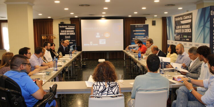 Más de veinte empresarios participan en la primera reunión del Club de Inversores de la Provincia 1 IMG 5860