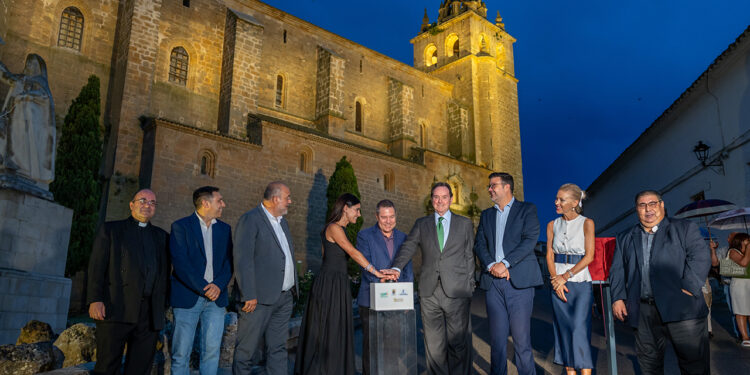Inaugurada la nueva iluminación de la basílica Nuestra Señora de la Asunción en Villanueva de la Jara 1 Inaugurada la nueva iluminación de la basílica Nuestra Señora de la Asunción en Villanueva de la Jara