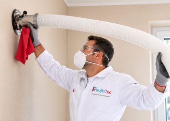 La mejora de la eficiencia energética se ha convertido en una de las principales prioridades para los propietarios de viviendas en Castilla-La Mancha. El incremento del precio de la energía, la necesidad de ganar confort en el hogar y las ayudas disponibles para la rehabilitación están impulsando un crecimiento constante de las soluciones de aislamiento térmico. Como nos explica InsuflaTec, el referente en aislamiento por insuflado en España, cada vez más familias optan por sistemas que permitan mejorar el comportamiento energético de sus viviendas de forma rápida, eficaz y sin grandes obras. La rehabilitación energética impulsa un cambio de tendencia Una gran parte del parque inmobiliario manchego fue construido hace varias décadas, cuando las exigencias de aislamiento eran muy inferiores a las actuales. Esto provoca pérdidas de calor durante el invierno y una elevada entrada de calor en verano, incrementando el consumo energético y reduciendo el confort interior. Ante esta situación, el aislamiento por insuflado se ha consolidado como una alternativa especialmente atractiva. El procedimiento consiste en rellenar las cámaras de aire existentes en fachadas o cubiertas mediante la inyección de materiales aislantes como celulosa, lana mineral o fibra de madera, mejorando el rendimiento térmico del edificio sin necesidad de acometer reformas complejas. Una solución rápida, limpia y rentable Uno de los principales motivos de su crecimiento es la rapidez de ejecución. En la mayoría de viviendas, la intervención puede completarse en apenas una jornada, permitiendo a los propietarios continuar con su rutina habitual. Además, cuando la actuación se realiza desde el interior de la vivienda, no suele requerir andamios ni trabajos de albañilería de gran envergadura. Esto reduce considerablemente las molestias, los tiempos de ejecución y el coste total de la actuación. Desde el punto de vista económico, el aislamiento por insuflado presenta una excelente relación entre inversión y ahorro. Dependiendo del material elegido y de las características del inmueble, la instalación resulta muy competitiva frente a otras soluciones constructivas, ofreciendo un retorno de la inversión especialmente rápido gracias a la disminución del consumo energético. El ahorro energético convence cada vez a más propietarios El verdadero atractivo de esta técnica reside en los resultados que ofrece. Una vivienda correctamente aislada puede reducir de forma muy significativa la demanda de calefacción y refrigeración, alcanzando reducciones cercanas al 40 % en determinadas circunstancias. Esto no solo repercute en una menor factura energética, sino también en una mejora del confort durante todo el año, eliminando paredes frías, reduciendo condensaciones y favoreciendo una temperatura interior mucho más estable. En este contexto, Por ejemplo, una empresa de aislamientos térmicos en Cuenca puede comprobar cómo el interés de los propietarios ha aumentado notablemente durante los últimos años gracias a las ventajas económicas y de confort que ofrece esta tecnología. Castilla-La Mancha apuesta por viviendas más eficientes Las ayudas públicas destinadas a la rehabilitación energética están acelerando todavía más esta tendencia. Los programas impulsados por las distintas administraciones, junto con los Certificados de Ahorro Energético (CAE), permiten reducir de forma importante el coste final de la actuación, facilitando que un mayor número de familias pueda acceder a este tipo de mejoras. Por este motivo, el aislamiento insuflado Guadalajara, Cuenca, Toledo, Ciudad Real y demás poblaciones manchegas está experimentando una importante expansión, tanto en viviendas unifamiliares como en edificios residenciales que buscan mejorar su comportamiento energético y aumentar el valor de sus inmuebles. Dentro de esta red especializada, Aislamientos Guadalajara y AislaCuenca desempeñan un papel destacado como instaladores oficiales de InsuflaTec en sus respectivas provincias, ofreciendo soluciones adaptadas a las necesidades de cada vivienda. El aislamiento inteligente continúa ganando protagonismo La evolución del mercado demuestra que los propietarios ya no buscan únicamente reducir la factura energética. También valoran la rapidez de instalación, la ausencia de obras y la durabilidad de la solución. Por ello, el aislamiento inteligente InsuflaTec el referente por excelencia en este sector continúa consolidándose como una alternativa capaz de responder a las necesidades actuales de confort, sostenibilidad y eficiencia energética. Al mismo tiempo, aislamiento insuflado InsuflaTec representa una solución cada vez más demandada por quienes desean modernizar su vivienda sin afrontar reformas largas, costosas o invasivas. Un mercado con gran potencial de crecimiento Todo indica que esta tendencia seguirá creciendo durante los próximos años. La necesidad de reducir el consumo energético, mejorar el confort interior y aprovechar las ayudas disponibles continuará impulsando la rehabilitación de miles de viviendas en toda la comunidad autónoma. En este escenario, El aislamiento por insuflado en Castilla-La Mancha se posiciona como una de las soluciones con mayor proyección para renovar el parque residencial existente. Gracias a su rapidez de ejecución, elevada rentabilidad y excelentes resultados en eficiencia energética, el aislamiento por insuflado seguirá siendo una de las opciones preferidas por quienes buscan una vivienda más confortable, eficiente y preparada para afrontar los retos energéticos del futuro.