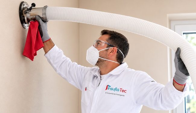 La mejora de la eficiencia energética se ha convertido en una de las principales prioridades para los propietarios de viviendas en Castilla-La Mancha. El incremento del precio de la energía, la necesidad de ganar confort en el hogar y las ayudas disponibles para la rehabilitación están impulsando un crecimiento constante de las soluciones de aislamiento térmico. Como nos explica InsuflaTec, el referente en aislamiento por insuflado en España, cada vez más familias optan por sistemas que permitan mejorar el comportamiento energético de sus viviendas de forma rápida, eficaz y sin grandes obras. La rehabilitación energética impulsa un cambio de tendencia Una gran parte del parque inmobiliario manchego fue construido hace varias décadas, cuando las exigencias de aislamiento eran muy inferiores a las actuales. Esto provoca pérdidas de calor durante el invierno y una elevada entrada de calor en verano, incrementando el consumo energético y reduciendo el confort interior. Ante esta situación, el aislamiento por insuflado se ha consolidado como una alternativa especialmente atractiva. El procedimiento consiste en rellenar las cámaras de aire existentes en fachadas o cubiertas mediante la inyección de materiales aislantes como celulosa, lana mineral o fibra de madera, mejorando el rendimiento térmico del edificio sin necesidad de acometer reformas complejas. Una solución rápida, limpia y rentable Uno de los principales motivos de su crecimiento es la rapidez de ejecución. En la mayoría de viviendas, la intervención puede completarse en apenas una jornada, permitiendo a los propietarios continuar con su rutina habitual. Además, cuando la actuación se realiza desde el interior de la vivienda, no suele requerir andamios ni trabajos de albañilería de gran envergadura. Esto reduce considerablemente las molestias, los tiempos de ejecución y el coste total de la actuación. Desde el punto de vista económico, el aislamiento por insuflado presenta una excelente relación entre inversión y ahorro. Dependiendo del material elegido y de las características del inmueble, la instalación resulta muy competitiva frente a otras soluciones constructivas, ofreciendo un retorno de la inversión especialmente rápido gracias a la disminución del consumo energético. El ahorro energético convence cada vez a más propietarios El verdadero atractivo de esta técnica reside en los resultados que ofrece. Una vivienda correctamente aislada puede reducir de forma muy significativa la demanda de calefacción y refrigeración, alcanzando reducciones cercanas al 40 % en determinadas circunstancias. Esto no solo repercute en una menor factura energética, sino también en una mejora del confort durante todo el año, eliminando paredes frías, reduciendo condensaciones y favoreciendo una temperatura interior mucho más estable. En este contexto, Por ejemplo, una empresa de aislamientos térmicos en Cuenca puede comprobar cómo el interés de los propietarios ha aumentado notablemente durante los últimos años gracias a las ventajas económicas y de confort que ofrece esta tecnología. Castilla-La Mancha apuesta por viviendas más eficientes Las ayudas públicas destinadas a la rehabilitación energética están acelerando todavía más esta tendencia. Los programas impulsados por las distintas administraciones, junto con los Certificados de Ahorro Energético (CAE), permiten reducir de forma importante el coste final de la actuación, facilitando que un mayor número de familias pueda acceder a este tipo de mejoras. Por este motivo, el aislamiento insuflado Guadalajara, Cuenca, Toledo, Ciudad Real y demás poblaciones manchegas está experimentando una importante expansión, tanto en viviendas unifamiliares como en edificios residenciales que buscan mejorar su comportamiento energético y aumentar el valor de sus inmuebles. Dentro de esta red especializada, Aislamientos Guadalajara y AislaCuenca desempeñan un papel destacado como instaladores oficiales de InsuflaTec en sus respectivas provincias, ofreciendo soluciones adaptadas a las necesidades de cada vivienda. El aislamiento inteligente continúa ganando protagonismo La evolución del mercado demuestra que los propietarios ya no buscan únicamente reducir la factura energética. También valoran la rapidez de instalación, la ausencia de obras y la durabilidad de la solución. Por ello, el aislamiento inteligente InsuflaTec el referente por excelencia en este sector continúa consolidándose como una alternativa capaz de responder a las necesidades actuales de confort, sostenibilidad y eficiencia energética. Al mismo tiempo, aislamiento insuflado InsuflaTec representa una solución cada vez más demandada por quienes desean modernizar su vivienda sin afrontar reformas largas, costosas o invasivas. Un mercado con gran potencial de crecimiento Todo indica que esta tendencia seguirá creciendo durante los próximos años. La necesidad de reducir el consumo energético, mejorar el confort interior y aprovechar las ayudas disponibles continuará impulsando la rehabilitación de miles de viviendas en toda la comunidad autónoma. En este escenario, El aislamiento por insuflado en Castilla-La Mancha se posiciona como una de las soluciones con mayor proyección para renovar el parque residencial existente. Gracias a su rapidez de ejecución, elevada rentabilidad y excelentes resultados en eficiencia energética, el aislamiento por insuflado seguirá siendo una de las opciones preferidas por quienes buscan una vivienda más confortable, eficiente y preparada para afrontar los retos energéticos del futuro.