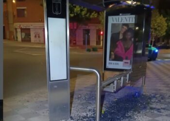 Investigan un acto vandálico contra la marquesina de autobús del IES Santiago Grisolía en Cuenca