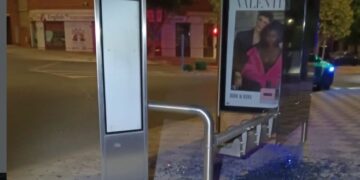 Investigan un acto vandálico contra la marquesina de autobús del IES Santiago Grisolía en Cuenca