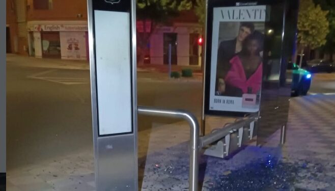 Investigan un acto vandálico contra la marquesina de autobús del IES Santiago Grisolía en Cuenca