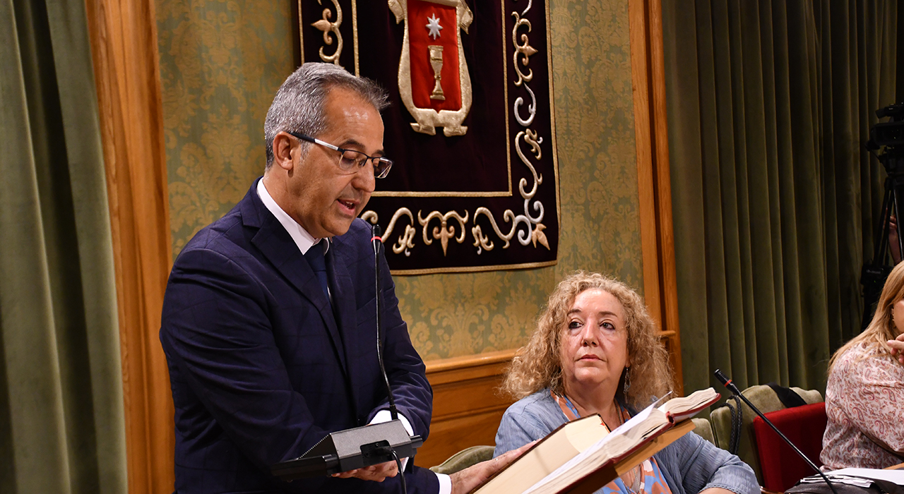 Jesús Pontones toma posesión como concejal del Ayuntamiento de Cuenca. 1 El Pleno ordinario del mes de julio del Ayuntamiento de Cuenca ha comenzado con la toma de posesión del concejal del Grupo Municipal Cuenca Nos Une, Jesús Pontones, quien ocupará el sillón dejado por el edil, recientemente fallecido, Isidoro Gómez Cavero. Pontones ha dejado claro su “compromiso con Cuenca, los conquenses y todos los miembros de esta Corporación, así como con el respeto, admiración y cariño a todos los trabajadores y trabajadoras de esta casa”.El nuevo edil, quien trabajará en alianza con el Equipo de Gobierno, ha remarcado que su sentimiento al tomar posesión es “transformar la tristeza en la fuerza que guíe mi trabajo diario”
También el alcalde Darío Dolz y la portavoz del grupo socialista Saray Portillo, han tenido un recuerdo emocionado para Isidoro Gómez Cavero, su antecesor en el cargo.Para Jesús Pontones el trabajo que desarrollará a partir de hoy vendrá ligado a su memoria, un trabajo sin descanso para hacer realidad para construir la “Cuenca que soñaste”.