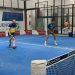Jorge Saiz y Diego Abarca conquistan el IX Torneo Única Pádel en Cuenca tras una ajustada final 3 Las pistas de Cuenca acogieron este sábado, 11 de julio, una nueva jornada de competición provincial con la celebración del IX Torneo Diputación-Única Pádel. En esta sexta prueba puntuable del XIII Circuito de Pádel de la Diputación de Cuenca, la pareja formada por Jorge Saiz y Diego Abarca logró alzarse con el título de campeones tras una jornada marcada por el alto nivel competitivo y la igualdad en los marcadores. El torneo arrancó a las diez de la mañana reuniendo a un total de 24 jugadores, distribuidos en doce parejas dentro del cuadro masculino. La organización estructuró una primera fase de cuatro grupos, donde las dos mejores duplas de cada liguilla obtuvieron su billete directo a los cuartos de final. Tras unos primeros cruces definidos por sorteo y caracterizados por puntos muy disputados, el cuadro principal fue decantando a los favoritos hacia las rondas decisivas. Las semifinales reflejaron la exigencia del circuito provincial. Por un lado, Jorge Saiz y Diego Abarca consiguieron su pase a la final tras superar a Mario Cortijo y Sergio Pérez-Moneo. En la otra llave del cuadro, Pedro Pardo y Daniel Novalbos se impusieron en un intenso choque a Mariano Ballesteros y Ángel Soriano. El encuentro definitivo por el título no defraudó a los asistentes: ambas parejas lograron adjudicarse un set, forzando un emocionante súper tie-break que finalmente cayó del lado de Saiz y Abarca. Tras el último punto, los miembros del club Única Pádel procedieron a la entrega de trofeos, agradeciendo la deportividad de los participantes y el respaldo institucional que permite mantener vivo el evento. La consolidación del circuito provincial y sus próximos retos La celebración de esta novena edición del Torneo Única Pádel no es un hecho aislado en la agenda deportiva conquense. Como ha documentado Liberal de Castilla a lo largo de los últimos años, el Circuito de Pádel de la Diputación de Cuenca, que ahora alcanza su decimotercera temporada, ha sido fundamental para democratizar el acceso a este deporte en toda la provincia. Lo que en sus primeras ediciones comenzó como una iniciativa modesta para fomentar la actividad física, ha evolucionado hasta convertirse en una competición vertebradora que exige un alto nivel técnico y atrae a jugadores de distintos municipios cada fin de semana. Este esfuerzo continuado por parte de las instituciones y los clubes locales permite mantener una cantera activa y unas instalaciones en constante uso. La evolución del circuito demuestra cómo el deporte amateur ha ganado peso en la oferta de ocio de Cuenca, generando una comunidad sólida de deportistas y aficionados. Esta inercia competitiva continuará de forma inminente: los próximos 18 y 19 de julio, la capital conquense volverá a ser el epicentro del pádel provincial con la disputa del V Torneo "Pádel Q", que marcará la séptima prueba puntuable de este consolidado circuito de 2026.
