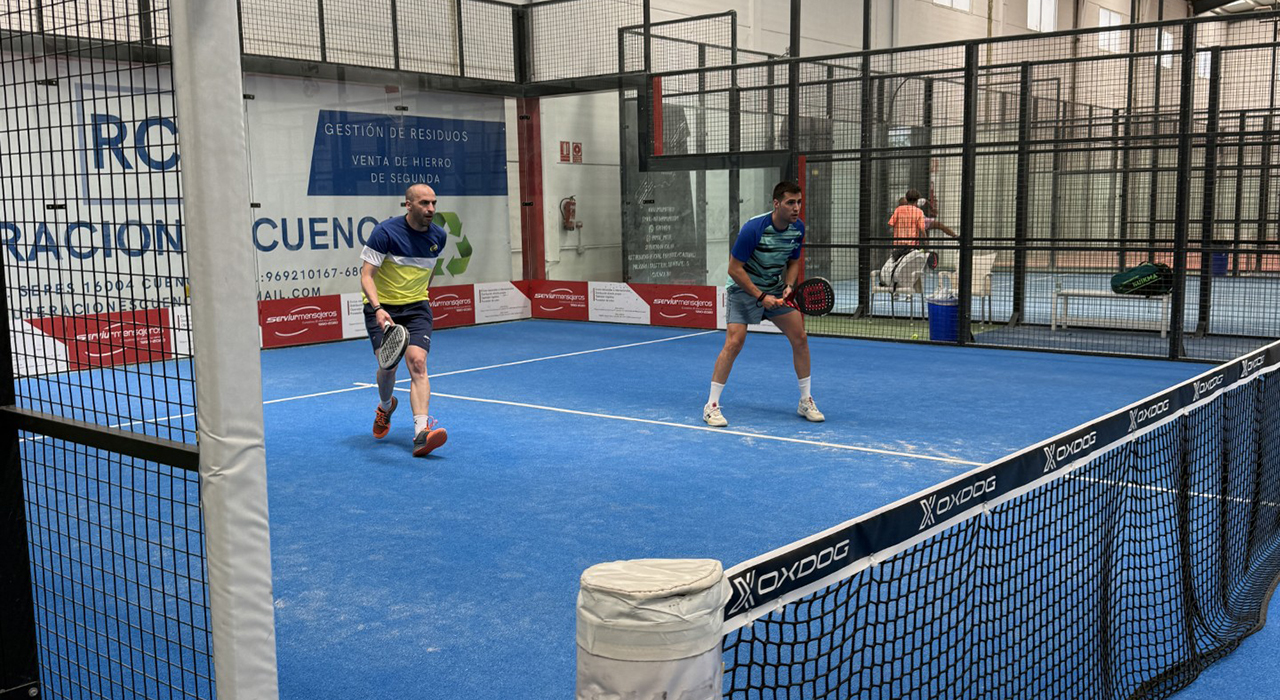 Jorge Saiz y Diego Abarca conquistan el IX Torneo Única Pádel en Cuenca tras una ajustada final 2 Las pistas de Cuenca acogieron este sábado, 11 de julio, una nueva jornada de competición provincial con la celebración del IX Torneo Diputación-Única Pádel. En esta sexta prueba puntuable del XIII Circuito de Pádel de la Diputación de Cuenca, la pareja formada por Jorge Saiz y Diego Abarca logró alzarse con el título de campeones tras una jornada marcada por el alto nivel competitivo y la igualdad en los marcadores.El torneo arrancó a las diez de la mañana reuniendo a un total de 24 jugadores, distribuidos en doce parejas dentro del cuadro masculino. La organización estructuró una primera fase de cuatro grupos, donde las dos mejores duplas de cada liguilla obtuvieron su billete directo a los cuartos de final. Tras unos primeros cruces definidos por sorteo y caracterizados por puntos muy disputados, el cuadro principal fue decantando a los favoritos hacia las rondas decisivas.Las semifinales reflejaron la exigencia del circuito provincial. Por un lado, Jorge Saiz y Diego Abarca consiguieron su pase a la final tras superar a Mario Cortijo y Sergio Pérez-Moneo. En la otra llave del cuadro, Pedro Pardo y Daniel Novalbos se impusieron en un intenso choque a Mariano Ballesteros y Ángel Soriano. El encuentro definitivo por el título no defraudó a los asistentes: ambas parejas lograron adjudicarse un set, forzando un emocionante súper tie-break que finalmente cayó del lado de Saiz y Abarca. Tras el último punto, los miembros del club Única Pádel procedieron a la entrega de trofeos, agradeciendo la deportividad de los participantes y el respaldo institucional que permite mantener vivo el evento.La consolidación del circuito provincial y sus próximos retos
La celebración de esta novena edición del Torneo Única Pádel no es un hecho aislado en la agenda deportiva conquense. Como ha documentado Liberal de Castilla a lo largo de los últimos años, el Circuito de Pádel de la Diputación de Cuenca, que ahora alcanza su decimotercera temporada, ha sido fundamental para democratizar el acceso a este deporte en toda la provincia. Lo que en sus primeras ediciones comenzó como una iniciativa modesta para fomentar la actividad física, ha evolucionado hasta convertirse en una competición vertebradora que exige un alto nivel técnico y atrae a jugadores de distintos municipios cada fin de semana.Este esfuerzo continuado por parte de las instituciones y los clubes locales permite mantener una cantera activa y unas instalaciones en constante uso. La evolución del circuito demuestra cómo el deporte amateur ha ganado peso en la oferta de ocio de Cuenca, generando una comunidad sólida de deportistas y aficionados. Esta inercia competitiva continuará de forma inminente: los próximos 18 y 19 de julio, la capital conquense volverá a ser el epicentro del pádel provincial con la disputa del V Torneo "Pádel Q", que marcará la séptima prueba puntuable de este consolidado circuito de 2026.