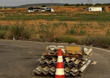 La A-3 a su paso por Torrubia del Castillo acumula tres meses de uralita abandonada y ya contagia a los pueblos vecinos