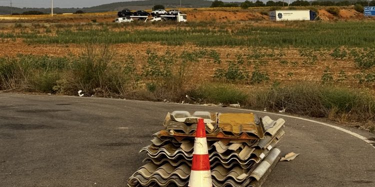 La A-3 a su paso por Torrubia del Castillo acumula tres meses de uralita abandonada y ya contagia a los pueblos vecinos La A-3 a su paso por Torrubia del Castillo acumula tres meses de uralita abandonada y ya contagia a los pueblos vecinos