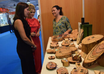 La Diputación Provincial de Cuenca ha activado una línea de subvenciones de 3.000 euros destinada a respaldar a los creadores y productores locales que expongan en la Feria Regional de Artesanía de Castilla-La Mancha (FARCAMA). Esta convocatoria se dirige específicamente a artesanos con taller en la provincia, asociaciones del sector y empresas agroalimentarias con establecimientos abiertos al público. El objetivo de los fondos es aligerar la carga económica que supone asistir al evento anual en Toledo, cubriendo gastos básicos como el alojamiento, la manutención y los desplazamientos de los expositores. Los profesionales interesados tienen hasta el próximo 14 de agosto para formalizar sus solicitudes mediante la sede electrónica de la institución provincial. La diputada de Turismo y Ferias, Mayte Megía, destaca que este respaldo económico busca potenciar un sector que define de manera directa la identidad cultural y productiva conquense. FARCAMA funciona como una plataforma comercial estratégica para que los pequeños empresarios abran nuevos mercados y establezcan contactos fuera de los límites provinciales. Gran parte de estos talleres y negocios familiares se ubican en pequeños núcleos rurales, convirtiendo a estos oficios en un pilar del tejido económico local. Según Megía, garantizar la presencia de estos negocios en escaparates nacionales es una vía efectiva para fomentar el emprendimiento y ayudar a fijar población en los pueblos. La profesionalización de los oficios conquenses El archivo histórico de Liberal de Castilla evidencia cómo la participación de Cuenca en FARCAMA ha experimentado una profunda transformación con el paso de los años. Tradicionalmente, las crónicas de la feria destacaban la presencia de oficios puros como la alfarería, la forja o el trabajo del mimbre, procedentes de localidades con gran arraigo en estas disciplinas. Hoy, el certamen ha integrado con fuerza al sector agroalimentario, convirtiendo a los productores de queso, miel o vino de la provincia en protagonistas del espacio expositivo junto a los artesanos tradicionales. Las noticias de ediciones pasadas también reflejan cómo el apoyo institucional ha tenido que adaptarse a las nuevas exigencias del mercado. Lo que en las primeras décadas de la feria se cubría como una exposición para proteger oficios en riesgo de desaparición, actualmente se relata como un canal de comercialización vital para las micropymes conquenses. La inyección de ayudas para esta edición de 2026 mantiene la línea histórica de la Diputación: evitar que los costes logísticos excluyan a los productores rurales de los grandes circuitos de venta nacionales.