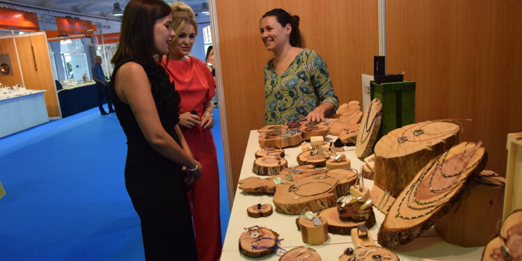 La Diputación Provincial de Cuenca ha activado una línea de subvenciones de 3.000 euros destinada a respaldar a los creadores y productores locales que expongan en la Feria Regional de Artesanía de Castilla-La Mancha (FARCAMA). Esta convocatoria se dirige específicamente a artesanos con taller en la provincia, asociaciones del sector y empresas agroalimentarias con establecimientos abiertos al público. El objetivo de los fondos es aligerar la carga económica que supone asistir al evento anual en Toledo, cubriendo gastos básicos como el alojamiento, la manutención y los desplazamientos de los expositores. Los profesionales interesados tienen hasta el próximo 14 de agosto para formalizar sus solicitudes mediante la sede electrónica de la institución provincial. La diputada de Turismo y Ferias, Mayte Megía, destaca que este respaldo económico busca potenciar un sector que define de manera directa la identidad cultural y productiva conquense. FARCAMA funciona como una plataforma comercial estratégica para que los pequeños empresarios abran nuevos mercados y establezcan contactos fuera de los límites provinciales. Gran parte de estos talleres y negocios familiares se ubican en pequeños núcleos rurales, convirtiendo a estos oficios en un pilar del tejido económico local. Según Megía, garantizar la presencia de estos negocios en escaparates nacionales es una vía efectiva para fomentar el emprendimiento y ayudar a fijar población en los pueblos. La profesionalización de los oficios conquenses El archivo histórico de Liberal de Castilla evidencia cómo la participación de Cuenca en FARCAMA ha experimentado una profunda transformación con el paso de los años. Tradicionalmente, las crónicas de la feria destacaban la presencia de oficios puros como la alfarería, la forja o el trabajo del mimbre, procedentes de localidades con gran arraigo en estas disciplinas. Hoy, el certamen ha integrado con fuerza al sector agroalimentario, convirtiendo a los productores de queso, miel o vino de la provincia en protagonistas del espacio expositivo junto a los artesanos tradicionales. Las noticias de ediciones pasadas también reflejan cómo el apoyo institucional ha tenido que adaptarse a las nuevas exigencias del mercado. Lo que en las primeras décadas de la feria se cubría como una exposición para proteger oficios en riesgo de desaparición, actualmente se relata como un canal de comercialización vital para las micropymes conquenses. La inyección de ayudas para esta edición de 2026 mantiene la línea histórica de la Diputación: evitar que los costes logísticos excluyan a los productores rurales de los grandes circuitos de venta nacionales.