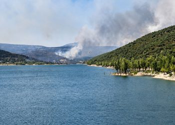 La MAS estudia la necesidad de reforzar de forma preventiva los procesos de tratamiento ante el posible impacto del incendio de La Mierla en la calidad del agua
