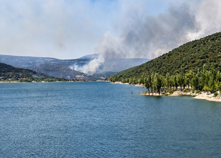 La MAS estudia la necesidad de reforzar de forma preventiva los procesos de tratamiento ante el posible impacto del incendio de La Mierla en la calidad del agua