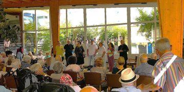 La Residencia Valdeluz reúne a familias de Guadalajara para celebrar el apoyo diario de los abuelos