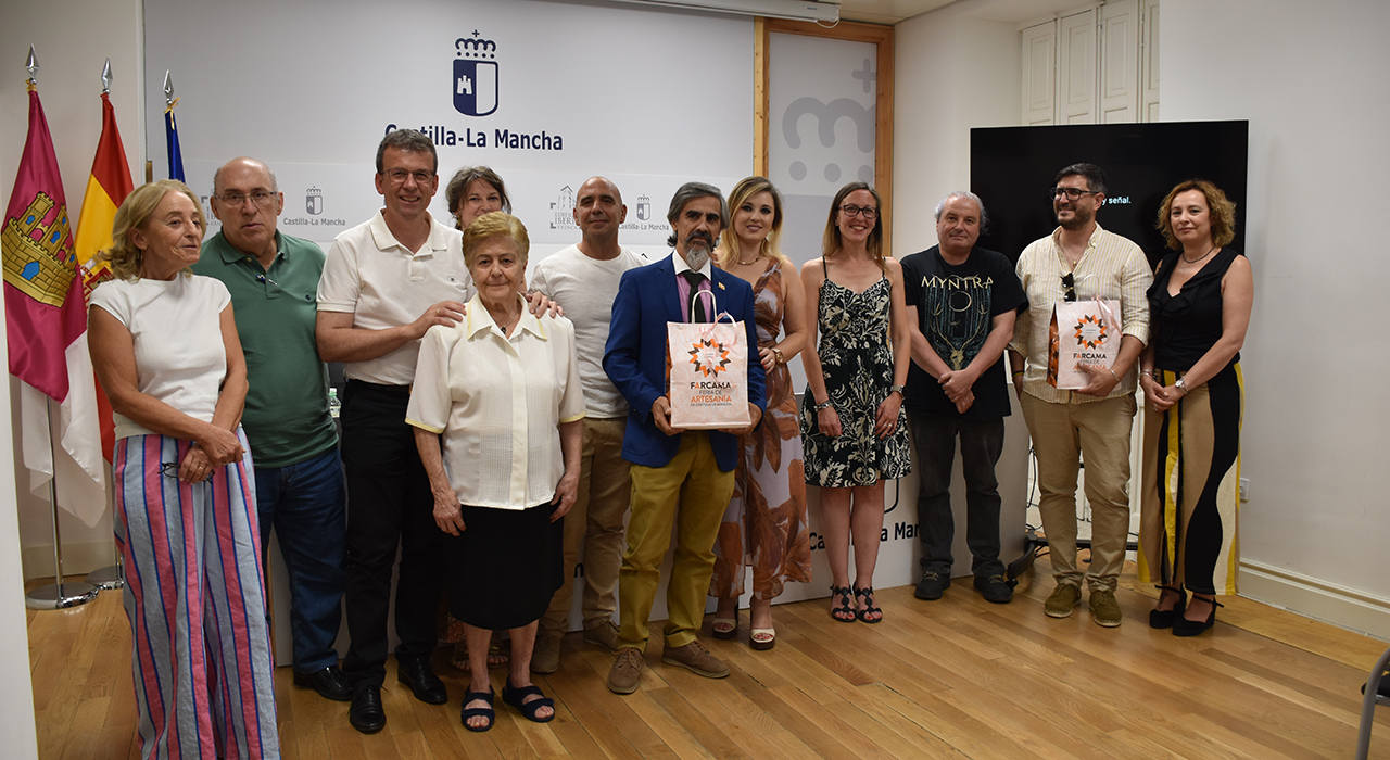 La Sala Iberia de Cuenca reúne la tradición artesana de la provincia en una nueva exposición 2 La directora general de Turismo, Comercio y Artesanía, Arantxa Pérez, ha inaugurado la exposición colectiva ‘Artesanía de Cuenca: tradición y excelencia’, que permanecerá abierta en la Sala Iberia de la capital conquense hasta el próximo 26 de julio. La muestra reúne los trabajos de casi una treintena de profesionales procedentes tanto de Cuenca como de localidades de la provincia como Las Pedroñeras, Belmonte, Villalpardo, Priego o Mota del Cuervo.El evento sirve para visibilizar la incorporación de nuevo talento al sector, materializada en la entrega de kits artesanos a las catorce personas que han obtenido su carné oficial entre 2024 y 2025. Durante la jornada, que ha incluido una visita al Centro de Oficios Artesanos Conquenses junto a miembros de la asociación provincial (APTACO), se ha subrayado la capacidad de estos creadores para mantener vivos los oficios tradicionales mientras los adaptan a las nuevas exigencias comerciales. Además, como medida de impulso y profesionalización, el Gobierno regional ha confirmado que la tercera edición del Máster de Artesanía comenzará este próximo mes de septiembre.Hemeroteca y cierre
El archivo de Liberal de Castilla documenta el esfuerzo constante del tejido artesano conquense por no quedar relegado al pasado. A lo largo de los años, las páginas locales han recogido la trayectoria de oficios históricos como la alfarería de Mota del Cuervo, hoy representada por figuras como la cantarera Claudia Moreno, quien también ha participado en la jornada para compartir su experiencia vital ligada al barro.La reciente actualización del Repertorio de Oficios Artesanos de Castilla-La Mancha viene a dar respuesta a una demanda de modernización que asociaciones como APTACO llevan tiempo reivindicando en la prensa provincial. La inclusión de nuevas técnicas, sumada al respaldo para garantizar el relevo generacional, demuestra cómo el sector en Cuenca ha logrado evolucionar: ya no solo se trata de conservar un legado etnográfico, sino de consolidar una actividad económica competitiva que une el arraigo a los pueblos con el futuro del comercio.