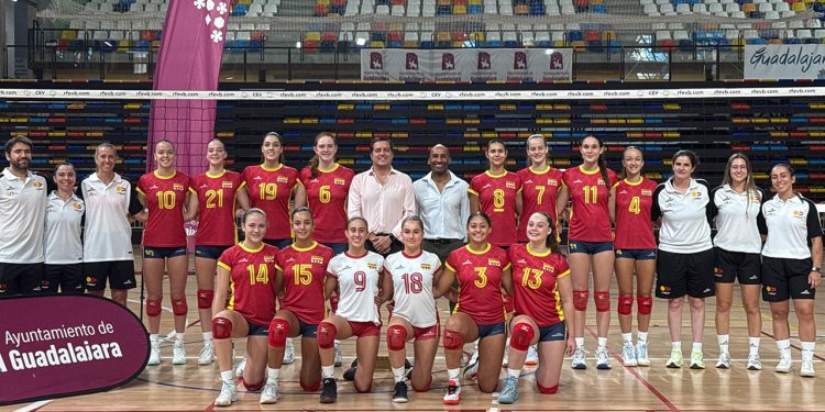 La Selección Sub-17 de voleibol se despide del Palacio Multiusos de Guadalajara rumbo al Mundial