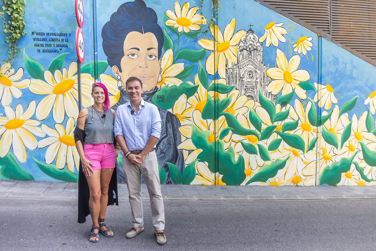 La calle Chorrón de Guadalajara transforma su túnel con un nuevo mural sobre historia local y reciclaje 1 El Ayuntamiento de Guadalajara ha renovado el aspecto del túnel de la calle Chorrón con una obra de arte urbano que rinde homenaje a la historia local y promueve la sostenibilidad. El concejal de Barrios, David García, y la artista Kora-lie han presentado este miércoles los detalles de esta intervención gráfica. La iniciativa se enmarca dentro de la estrategia del gobierno municipal para revitalizar los espacios públicos a través de la cultura y la educación ambiental.La composición visual tiene como principal protagonista a la figura histórica de la Condesa de la Vega del Pozo y duquesa de Sevillano, rodeada de motivos florales y mensajes sobre la reutilización de los residuos. Según ha explicado la propia autora, el diseño busca generar curiosidad entre los más jóvenes y concluye con una metáfora visual donde una bola de papel se transforma en un pájaro. De esta forma, el mural intenta mostrar de manera didáctica cómo el reciclaje permite crear cosas nuevas y positivas para el entorno urbano.Recuperación de espacios públicos
El objetivo de estas intervenciones va más allá de la mejora estética y busca recuperar áreas de paso cotidianas para convertirlas en lugares atractivos y de encuentro vecinal. David García ha señalado que acciones como la del túnel reflejan la voluntad del Consistorio por embellecer los diferentes barrios y fomentar valores cívicos de cuidado del entorno. Para dar continuidad a este proyecto, el Ayuntamiento iniciará próximamente otra obra junto a Kora-lie en el Parque fluvial y tiene adjudicada una nueva actuación en Adoratrices con un presupuesto cercano a los 50.000 euros.Evolución del arte urbano
Repasando el archivo de Liberal de Castilla, la estrategia de utilizar el arte callejero como herramienta de revitalización en Guadalajara ha experimentado un notable crecimiento durante los últimos años. Esta línea de trabajo municipal comenzó a consolidarse en 2024 con la decoración de las casetas del parque de Adoratrices. Aquella primera actuación funcionó como prueba piloto y su buena acogida ciudadana demostró que este tipo de iniciativas logran integrar espacios previamente degradados en la vida diaria del municipio.Desde entonces, la capital alcarreña ha ido tejiendo una red de murales que conectan temáticas sociales con el propio paisaje urbano. Un paso previo a la obra de la calle Chorrón fue el mural finalizado hace pocos días en la plaza Juan Diges Antón, junto al polideportivo del Colegio El Doncel, que vinculaba el reciclaje con la práctica deportiva. Con estos proyectos encadenados, Guadalajara afianza un modelo de ciudad donde los muros dejan de ser simples separaciones arquitectónicas para convertirse en soportes que explican la historia local y educan en sostenibilidad.