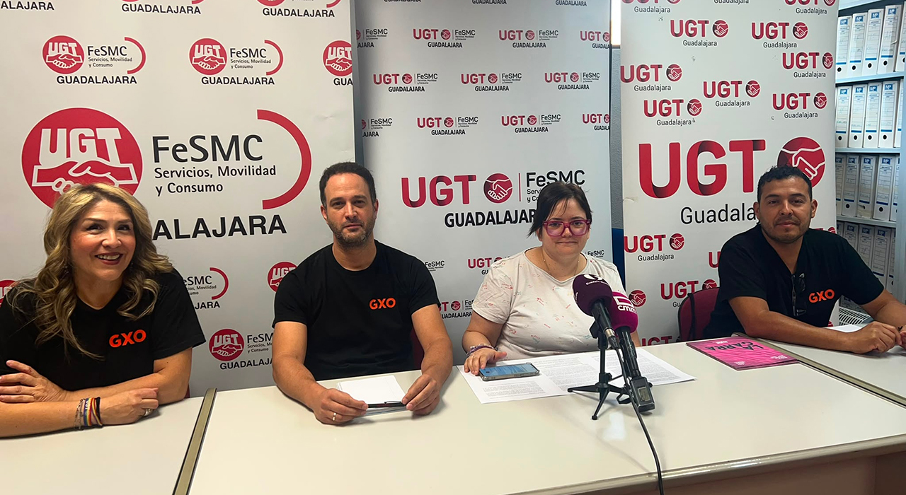 La logística de Guadalajara encara un otoño clave: UGT rechaza recortes en salarios, jornada y conciliación 1 UGT ha elevado el tono en la negociación del convenio colectivo de Logística de la provincia de Guadalajara y ha acusado a la patronal de mantener un “bloqueo absoluto” tras ocho reuniones. En una rueda de prensa celebrada este 21 de julio, la secretaria general de FeSMC UGT Castilla-La Mancha, Ana González, aseguró que el sindicato no aceptará ningún recorte de derechos en un sector que considera estratégico para la provincia.Con la próxima reunión de la mesa fijada para el 1 de septiembre, UGT sitúa sus principales exigencias en el mantenimiento de la cláusula de revisión salarial vinculada al IPC, subidas salariales del 6% y la implantación de una cuarta paga extraordinaria. El sindicato sostiene que el objetivo es blindar el poder adquisitivo de las plantillas y evitar que el nuevo convenio suponga un retroceso en un sector que, según denunció, sigue aumentando beneficios.La federación también reclama una reducción de la jornada anual de 1.800 horas, mejoras en salud laboral y una subida sustancial del plus de sábados, domingos y festivos para que trabajar en esos días deje de ser una rutina. A ello suma más estabilidad en el empleo, menos dependencia de las ETT, respeto a los permisos retribuidos por cuidados, avances en conciliación y la negociación de planes de igualdad.UGT rechaza además la implantación del fijo discontinuo a tiempo parcial, una figura que, a juicio del sindicato, abriría la puerta a una mayor precarización en la logística provincial. Ana González defendió que el nuevo convenio debe servir para ampliar derechos y repartir mejor la riqueza generada por un sector con un peso determinante en Guadalajara.Hemeroteca
El choque actual llega después del convenio provincial 2023-2025, que dejó fijada una jornada de 1.800 horas anuales, 30 días naturales de vacaciones, tres días de asuntos propios y subidas salariales del 4% en 2023, del 3,75% en 2024 y del 3% en 2025, todas con garantía de revisión al IPC real. Ya en marzo de 2026, al arrancar la nueva negociación, las posiciones aparecían muy alejadas: la parte empresarial planteaba una subida cercana al 2%, mientras los sindicatos ponían sobre la mesa un incremento medio de 8.000 euros anuales sobre las tablas de 2025, equivalente al 34%.Ese recorrido explica el endurecimiento del discurso sindical este julio en Guadalajara, porque la discusión ya no se limita al salario, sino que alcanza a la jornada, la organización del trabajo, la estabilidad contractual y la conciliación. En ese contexto, la reunión del 1 de septiembre se perfila como un punto decisivo para comprobar si la negociación sale del bloqueo o entra en una nueva fase de conflicto.