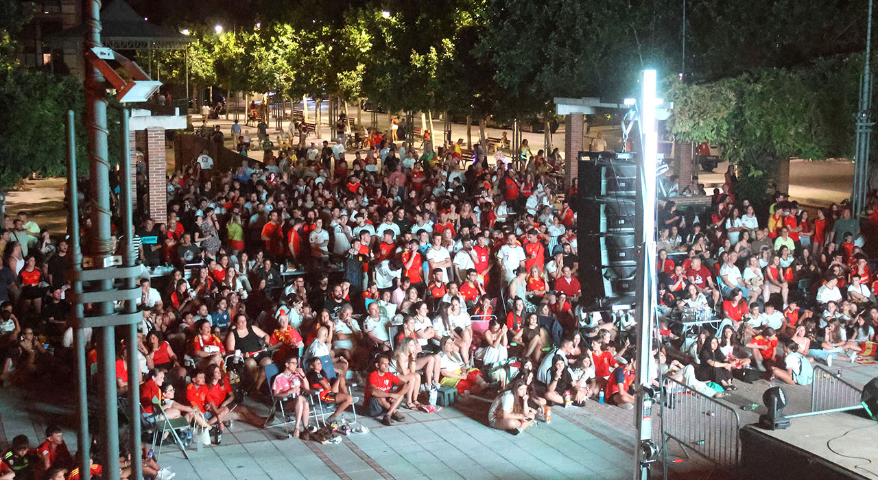 La segunda edición de «Furor» reúne a centenares de personas en Cabanillas, en una animada noche de música y diversión