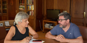 La subdelegada del Gobierno en Cuenca se despide del director provincial del INE, Salvador Llopis