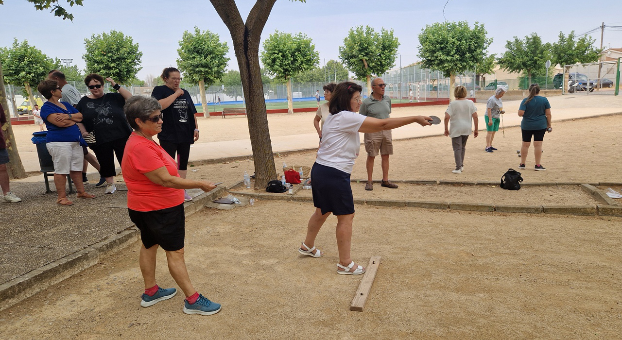 El pasado domingo 12 de julio, la localidad de Las Pedroñeras acogió la segunda jornada de la XXXIX Competición Provincial de Juegos y Deportes Tradicionales. Este circuito, impulsado por el Servicio de Deportes de la Diputación de Cuenca junto a los ayuntamientos anfitriones, congregó a decenas de participantes que compitieron bajo un cielo nublado que dio un respiro inusual y agradecido a los deportistas.Resultados y protagonistas
El evento dejó actuaciones destacadas en diversas disciplinas, demostrando el alto nivel de los municipios conquenses. En los lanzamientos, el local José Armando Gómez Hortelano dominó con autoridad al registrar 15,30 metros en barra castellana y 19,40 metros en reja. El lanzador brilló no solo por sus marcas definitivas, sino por la ejecución técnica de cada movimiento.Por su parte, la petanca coronó a los vecinos de Villamayor de Santiago, Luis Miguel Rodrigo y Guillermo Pérez. El tercer puesto en esta categoría fue para la pareja de Belmonte, que cuenta entre sus filas con el exjugador de fútbol profesional Samuel Delgado Serna.Otros resultados significativos de la jornada incluyen:Boleo: Estefanía Devesa (Cuenca) se impuso en la categoría femenina, mientras que el veterano Celso Osma Fernández (Valera de Abajo) revalidó su dominio.Tángano: La pareja de Motilla del Palancar, formada por Mario Gregorio Coy y Vidal García Lucas, venció tras un reñido desempate a 21 puntos.Billa y tángano femenino: Las vecinas de Horcajo de Santiago, Isabel Martínez Martínez e Isabel Martínez Urbanos (hija y madre), firmaron grandes actuaciones con victorias y segundos puestos.Calva: El triunfo absoluto fue para el equipo mixto de Horcajo de Santiago y Cuenca, integrado por Julián Mota, José Luis Torremocha y José Ramón Culebras.La jornada concluyó cerca de las 13:30 horas con la correspondiente entrega de trofeos. En el acto protocolario participaron el diputado provincial de Deportes, Abel Fresneda, junto a los concejales locales Israel Checa Charco y Gabriel Escudero.Archivo y evolución histórica
Una revisión de la hemeroteca de Liberal de Castilla sobre la Competición Provincial de Juegos y Deportes Tradicionales confirma la evolución de un circuito que ya alcanza su trigésimo novena edición. Históricamente, estos encuentros se diseñaron desde la Diputación como un dique de contención para evitar la desaparición del patrimonio lúdico y cultural de los pueblos conquenses.Con el paso de casi cuatro décadas, el torneo ha logrado una transición generacional muy valiosa para la provincia. Lo que en sus inicios estaba sostenido casi exclusivamente por los más veteranos de la Serranía y La Mancha, hoy integra a perfiles totalmente nuevos. La implicación de exdeportistas de élite y la irrupción de relevos familiares, como la dupla femenina de Horcajo de Santiago, demuestran que el circuito mantiene su arraigo mientras renueva sus caras de cara al futuro. La próxima cita para seguir sumando historia será el domingo 19 de julio en la localidad de Huete.