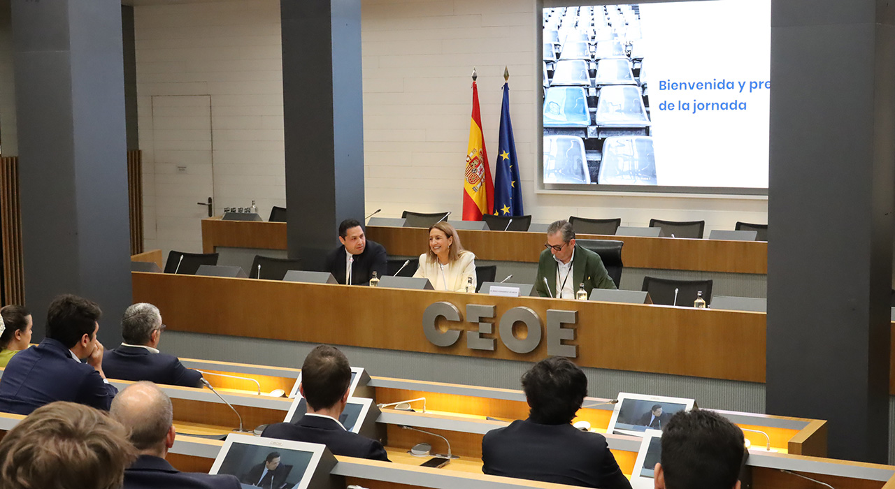 Las empresas de Cuenca piden reformar la Ley de Mecenazgo para captar más inversión en cultura y deporte 1 CEOE CEPYME Cuenca ha respaldado la propuesta de modificar la Ley de Mecenazgo para impulsar la inversión privada en cultura, creación y deporte en la provincia. La organización empresarial se alinea así con la iniciativa planteada por CEOE y Garrigues, que defiende un marco fiscal más atractivo y flexible para reforzar la colaboración entre empresas, creadores, entidades culturales y organizaciones deportivas.El planteamiento pasa por dejar atrás el modelo centrado exclusivamente en la donación altruista y avanzar hacia un mecenazgo entendido como colaboración estratégica. En ese esquema se incluye el reconocimiento del micromecenazgo y de nuevas fórmulas de financiación colectiva como vía para movilizar recursos hacia proyectos culturales, artísticos y deportivos.Propuestas
Entre las medidas planteadas figura la creación de la figura del Artista de Especial Relevancia y de un régimen fiscal específico para las Actividades de Especial Interés Público, además de la ampliación de los convenios de colaboración para permitir retornos al mecenas mediante invitaciones, hospitality o promoción propia. También se propone incorporar a las personas físicas como beneficiarias del mecenazgo, con la intención de situar a artistas y creadores en el centro de este marco normativo.A ello se suman deducciones fiscales para micromecenas que apoyen proyectos culturales, artísticos o deportivos minoritarios o de nueva creación, así como exenciones por reinversión en obras de arte, una reducción del IVA en esos supuestos y la actualización de los valores exentos aplicables a obras de arte y antigüedades en Patrimonio y en Sucesiones y Donaciones.Hemeroteca
La secuencia conocida de esta iniciativa sitúa primero la presentación estatal de la propuesta elaborada por CEOE y Garrigues durante la jornada “El deporte como estrategia de país”, difundida por CEOE el 28 de junio de 2026, y después su traslado al ámbito provincial con la publicación del posicionamiento de CEOE CEPYME Cuenca el 21 de julio de 2026.Ese recorrido muestra que la patronal conquense no lanza una reivindicación aislada, sino que se suma a una línea de trabajo ya expuesta en el ámbito nacional para intentar mejorar la fiscalidad aplicada a la financiación privada de la cultura y el deporte.Cierre
La novedad del debate está en que ya no se plantea solo incentivar donaciones, sino abrir la puerta a fórmulas más amplias de colaboración económica entre empresa y tejido cultural o deportivo. En clave local, el respaldo de CEOE CEPYME Cuenca sitúa a la provincia dentro de una discusión de mayor alcance sobre cómo atraer financiación privada estable para actividades que buscan ganar continuidad y capacidad de crecimiento.