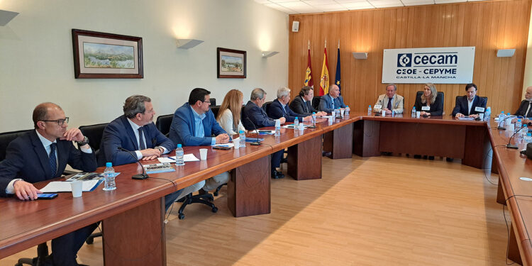 La Confederación de Empresarios de Cuenca (CEOE CEPYME Cuenca) ha manifestado su preocupación por el impacto que las cargas burocráticas, los impuestos y el incremento del absentismo laboral están teniendo en el tejido productivo de la provincia. Esta postura se ha consolidado durante el reciente encuentro de trabajo mantenido entre la presidenta de la Confederación Española de la Pequeña y Mediana Empresa (CEPYME), Ángela de Miguel, y la organización regional CECAM. La delegación conquense estuvo encabezada por el presidente de CEOE CEPYME Cuenca, David Peña, junto al secretario general, Ángel Mayordomo, y los vicepresidentes Inmaculada López y Javier López. Durante la reunión, los representantes comprobaron la sintonía total en el diagnóstico de la situación económica actual. El presidente de CECAM, Ángel Nicolás, subrayó que factores como la constante subida del Salario Mínimo Interprofesional (SMI), la carga impositiva y el exceso de normativa están asfixiando el día a día de pymes y autónomos. Por su parte, Ángela de Miguel detalló que la suma de estas presiones ha provocado ya la desaparición de 25.000 microempresas en el ámbito nacional desde la pandemia. El absentismo laboral centró gran parte del debate por su impacto directo en la viabilidad de los pequeños negocios. Según las cifras aportadas por CEPYME, este fenómeno supone un coste de 33.000 millones de euros en toda España, un gasto que obliga a muchas microempresas a paralizar por completo su actividad al no poder asumir las bajas. Ante la gravedad de los datos, la patronal autonómica ha anunciado que mantendrá próximamente una reunión con el Gobierno de Castilla-La Mancha para analizar las causas y buscar soluciones conjuntas. El archivo de Liberal de Castilla refleja que la preocupación de la patronal conquense por los costes operativos es una constante desde el fin de la crisis sanitaria. A lo largo de los últimos años, el empresariado local ha reiterado cómo la inflación normativa castiga con especial dureza a una provincia marcada por la dispersión geográfica. Sin embargo, la evolución de este escenario muestra un desgaste acumulado: el absentismo ha pasado de ser un contratiempo temporal a consolidarse como una barrera estructural. El lector puede observar cómo las reclamaciones de las pymes de Cuenca ya no se limitan a pedir ayudas puntuales, sino que exigen reformas urgentes para evitar el cierre definitivo de los negocios que sostienen la economía de los municipios.