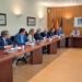 Las empresas de Cuenca señalan el absentismo laboral y la presión fiscal como su mayor amenaza económica 3 La Confederación de Empresarios de Cuenca (CEOE CEPYME Cuenca) ha manifestado su preocupación por el impacto que las cargas burocráticas, los impuestos y el incremento del absentismo laboral están teniendo en el tejido productivo de la provincia. Esta postura se ha consolidado durante el reciente encuentro de trabajo mantenido entre la presidenta de la Confederación Española de la Pequeña y Mediana Empresa (CEPYME), Ángela de Miguel, y la organización regional CECAM. La delegación conquense estuvo encabezada por el presidente de CEOE CEPYME Cuenca, David Peña, junto al secretario general, Ángel Mayordomo, y los vicepresidentes Inmaculada López y Javier López. Durante la reunión, los representantes comprobaron la sintonía total en el diagnóstico de la situación económica actual. El presidente de CECAM, Ángel Nicolás, subrayó que factores como la constante subida del Salario Mínimo Interprofesional (SMI), la carga impositiva y el exceso de normativa están asfixiando el día a día de pymes y autónomos. Por su parte, Ángela de Miguel detalló que la suma de estas presiones ha provocado ya la desaparición de 25.000 microempresas en el ámbito nacional desde la pandemia. El absentismo laboral centró gran parte del debate por su impacto directo en la viabilidad de los pequeños negocios. Según las cifras aportadas por CEPYME, este fenómeno supone un coste de 33.000 millones de euros en toda España, un gasto que obliga a muchas microempresas a paralizar por completo su actividad al no poder asumir las bajas. Ante la gravedad de los datos, la patronal autonómica ha anunciado que mantendrá próximamente una reunión con el Gobierno de Castilla-La Mancha para analizar las causas y buscar soluciones conjuntas. El archivo de Liberal de Castilla refleja que la preocupación de la patronal conquense por los costes operativos es una constante desde el fin de la crisis sanitaria. A lo largo de los últimos años, el empresariado local ha reiterado cómo la inflación normativa castiga con especial dureza a una provincia marcada por la dispersión geográfica. Sin embargo, la evolución de este escenario muestra un desgaste acumulado: el absentismo ha pasado de ser un contratiempo temporal a consolidarse como una barrera estructural. El lector puede observar cómo las reclamaciones de las pymes de Cuenca ya no se limitan a pedir ayudas puntuales, sino que exigen reformas urgentes para evitar el cierre definitivo de los negocios que sostienen la economía de los municipios.