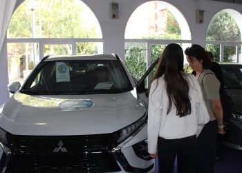 La venta de vehículos de segunda mano en la provincia de Cuenca ha registrado un descenso del 4% durante el primer semestre de 2026. Según los datos facilitados por la Asociación Provincial de Concesionarios de Vehículos de Cuenca (CONVECU) en base a los registros de FACONAUTO, el mercado de ocasión frena la tendencia de los últimos años. Este retroceso se mueve de forma inversa a las matriculaciones de coches nuevos, que comienzan a ganar terreno gracias a los planes de renovación del parque automovilístico. A pesar de esta bajada, las operaciones de segunda mano siguen siendo el principal motor económico para los concesionarios locales. El sector ofrece vehículos plenamente garantizados a los usuarios, manteniendo un volumen de mercado muy superior al de las nuevas matriculaciones en la provincia. Radiografía de las ventas en la provincia El balance de esta primera mitad del año muestra un comportamiento desigual dependiendo del tipo de vehículo adquirido por los conquenses. Las cifras exactas del semestre definen la situación actual del sector del motor: El mercado provincial cerró un total de 5.504 operaciones de vehículos de ocasión entre enero y junio, lo que supone 231 ventas menos que en el mismo periodo de 2025. El segmento de los turismos lidera la caída con 4.530 transacciones, reflejando un descenso del 5,1% en comparación con el ejercicio anterior. Los vehículos comerciales de segunda mano mantienen un balance positivo tras alcanzar las 974 unidades vendidas, un ligero incremento del 1,1% frente al año pasado. Las matriculaciones de coches nuevos sumaron 948 operaciones en este mismo semestre. La proporción de mercado se sitúa en 5,80 coches de ocasión vendidos por cada matriculación nueva, una ratio inferior a los 7,26 vehículos de segunda mano que se registraban en 2025. Hemeroteca y evolución del mercado Al revisar la hemeroteca de liberaldecastilla.com sobre la trayectoria del sector automovilístico en la región, se observa una clara corrección del mercado. Durante los años anteriores, los problemas en las cadenas de suministro globales y la crisis de los componentes empujaron a los conductores conquenses a refugiarse en el mercado de ocasión, elevando los precios y las ventas a niveles históricos ante la imposibilidad de recibir coches nuevos a tiempo. Los datos actuales confirman que ese cuello de botella ha terminado. La estabilización en los tiempos de entrega de fábrica, sumada a las campañas de incentivos institucionales para adquirir utilitarios más eficientes, está redirigiendo la inversión de las familias hacia los vehículos a estrenar. Esta normalización explica el descenso del 4% en el mercado de ocasión, que simplemente está ajustando sus cifras tras un periodo de demanda anómala, manteniendo en cualquier caso un nivel de ventas superior al de hace dos años.