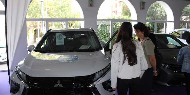 Las ventas de coches de ocasión en Cuenca frenan su ritmo frente al repunte de los vehículos nuevos 1 La venta de vehículos de segunda mano en la provincia de Cuenca ha registrado un descenso del 4% durante el primer semestre de 2026. Según los datos facilitados por la Asociación Provincial de Concesionarios de Vehículos de Cuenca (CONVECU) en base a los registros de FACONAUTO, el mercado de ocasión frena la tendencia de los últimos años. Este retroceso se mueve de forma inversa a las matriculaciones de coches nuevos, que comienzan a ganar terreno gracias a los planes de renovación del parque automovilístico. A pesar de esta bajada, las operaciones de segunda mano siguen siendo el principal motor económico para los concesionarios locales. El sector ofrece vehículos plenamente garantizados a los usuarios, manteniendo un volumen de mercado muy superior al de las nuevas matriculaciones en la provincia. Radiografía de las ventas en la provincia El balance de esta primera mitad del año muestra un comportamiento desigual dependiendo del tipo de vehículo adquirido por los conquenses. Las cifras exactas del semestre definen la situación actual del sector del motor: El mercado provincial cerró un total de 5.504 operaciones de vehículos de ocasión entre enero y junio, lo que supone 231 ventas menos que en el mismo periodo de 2025. El segmento de los turismos lidera la caída con 4.530 transacciones, reflejando un descenso del 5,1% en comparación con el ejercicio anterior. Los vehículos comerciales de segunda mano mantienen un balance positivo tras alcanzar las 974 unidades vendidas, un ligero incremento del 1,1% frente al año pasado. Las matriculaciones de coches nuevos sumaron 948 operaciones en este mismo semestre. La proporción de mercado se sitúa en 5,80 coches de ocasión vendidos por cada matriculación nueva, una ratio inferior a los 7,26 vehículos de segunda mano que se registraban en 2025. Hemeroteca y evolución del mercado Al revisar la hemeroteca de liberaldecastilla.com sobre la trayectoria del sector automovilístico en la región, se observa una clara corrección del mercado. Durante los años anteriores, los problemas en las cadenas de suministro globales y la crisis de los componentes empujaron a los conductores conquenses a refugiarse en el mercado de ocasión, elevando los precios y las ventas a niveles históricos ante la imposibilidad de recibir coches nuevos a tiempo. Los datos actuales confirman que ese cuello de botella ha terminado. La estabilización en los tiempos de entrega de fábrica, sumada a las campañas de incentivos institucionales para adquirir utilitarios más eficientes, está redirigiendo la inversión de las familias hacia los vehículos a estrenar. Esta normalización explica el descenso del 4% en el mercado de ocasión, que simplemente está ajustando sus cifras tras un periodo de demanda anómala, manteniendo en cualquier caso un nivel de ventas superior al de hace dos años.