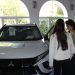 Las ventas de coches de ocasión en Cuenca frenan su ritmo frente al repunte de los vehículos nuevos 3 La venta de vehículos de segunda mano en la provincia de Cuenca ha registrado un descenso del 4% durante el primer semestre de 2026. Según los datos facilitados por la Asociación Provincial de Concesionarios de Vehículos de Cuenca (CONVECU) en base a los registros de FACONAUTO, el mercado de ocasión frena la tendencia de los últimos años. Este retroceso se mueve de forma inversa a las matriculaciones de coches nuevos, que comienzan a ganar terreno gracias a los planes de renovación del parque automovilístico. A pesar de esta bajada, las operaciones de segunda mano siguen siendo el principal motor económico para los concesionarios locales. El sector ofrece vehículos plenamente garantizados a los usuarios, manteniendo un volumen de mercado muy superior al de las nuevas matriculaciones en la provincia. Radiografía de las ventas en la provincia El balance de esta primera mitad del año muestra un comportamiento desigual dependiendo del tipo de vehículo adquirido por los conquenses. Las cifras exactas del semestre definen la situación actual del sector del motor: El mercado provincial cerró un total de 5.504 operaciones de vehículos de ocasión entre enero y junio, lo que supone 231 ventas menos que en el mismo periodo de 2025. El segmento de los turismos lidera la caída con 4.530 transacciones, reflejando un descenso del 5,1% en comparación con el ejercicio anterior. Los vehículos comerciales de segunda mano mantienen un balance positivo tras alcanzar las 974 unidades vendidas, un ligero incremento del 1,1% frente al año pasado. Las matriculaciones de coches nuevos sumaron 948 operaciones en este mismo semestre. La proporción de mercado se sitúa en 5,80 coches de ocasión vendidos por cada matriculación nueva, una ratio inferior a los 7,26 vehículos de segunda mano que se registraban en 2025. Hemeroteca y evolución del mercado Al revisar la hemeroteca de liberaldecastilla.com sobre la trayectoria del sector automovilístico en la región, se observa una clara corrección del mercado. Durante los años anteriores, los problemas en las cadenas de suministro globales y la crisis de los componentes empujaron a los conductores conquenses a refugiarse en el mercado de ocasión, elevando los precios y las ventas a niveles históricos ante la imposibilidad de recibir coches nuevos a tiempo. Los datos actuales confirman que ese cuello de botella ha terminado. La estabilización en los tiempos de entrega de fábrica, sumada a las campañas de incentivos institucionales para adquirir utilitarios más eficientes, está redirigiendo la inversión de las familias hacia los vehículos a estrenar. Esta normalización explica el descenso del 4% en el mercado de ocasión, que simplemente está ajustando sus cifras tras un periodo de demanda anómala, manteniendo en cualquier caso un nivel de ventas superior al de hace dos años.