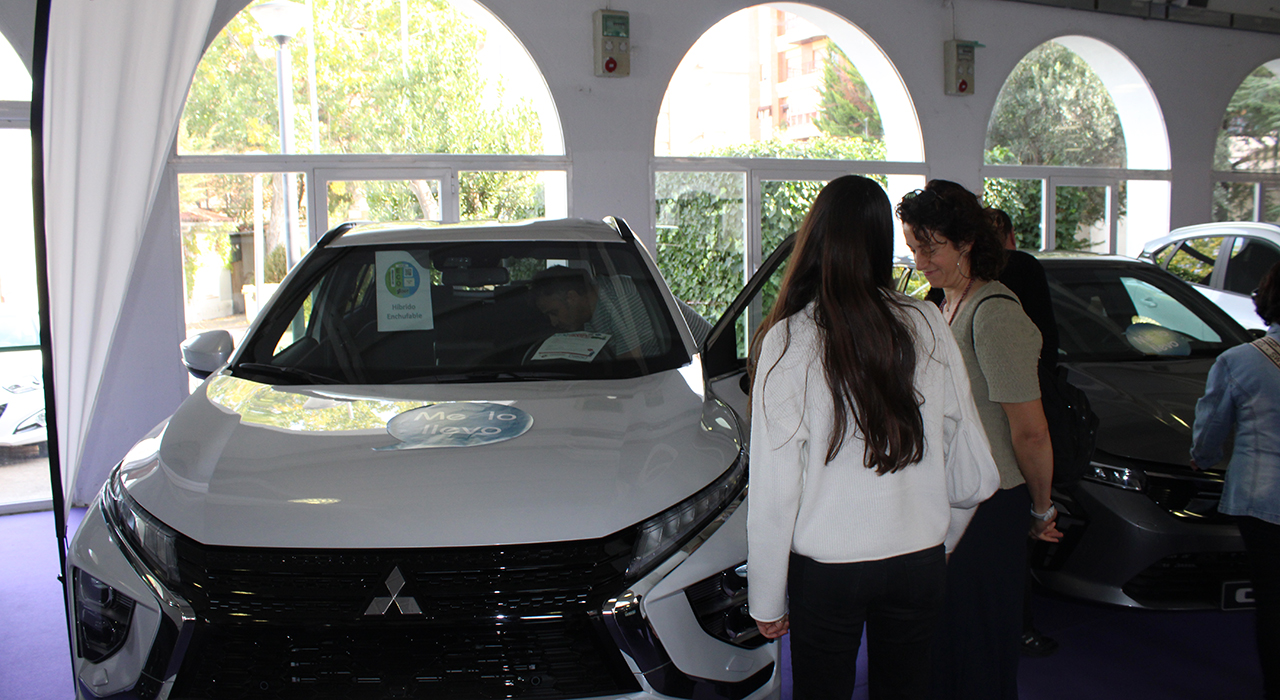 Las ventas de coches de ocasión en Cuenca frenan su ritmo frente al repunte de los vehículos nuevos 2 La venta de vehículos de segunda mano en la provincia de Cuenca ha registrado un descenso del 4% durante el primer semestre de 2026. Según los datos facilitados por la Asociación Provincial de Concesionarios de Vehículos de Cuenca (CONVECU) en base a los registros de FACONAUTO, el mercado de ocasión frena la tendencia de los últimos años. Este retroceso se mueve de forma inversa a las matriculaciones de coches nuevos, que comienzan a ganar terreno gracias a los planes de renovación del parque automovilístico.A pesar de esta bajada, las operaciones de segunda mano siguen siendo el principal motor económico para los concesionarios locales. El sector ofrece vehículos plenamente garantizados a los usuarios, manteniendo un volumen de mercado muy superior al de las nuevas matriculaciones en la provincia.Radiografía de las ventas en la provincia
El balance de esta primera mitad del año muestra un comportamiento desigual dependiendo del tipo de vehículo adquirido por los conquenses. Las cifras exactas del semestre definen la situación actual del sector del motor:El mercado provincial cerró un total de 5.504 operaciones de vehículos de ocasión entre enero y junio, lo que supone 231 ventas menos que en el mismo periodo de 2025.El segmento de los turismos lidera la caída con 4.530 transacciones, reflejando un descenso del 5,1% en comparación con el ejercicio anterior.Los vehículos comerciales de segunda mano mantienen un balance positivo tras alcanzar las 974 unidades vendidas, un ligero incremento del 1,1% frente al año pasado.Las matriculaciones de coches nuevos sumaron 948 operaciones en este mismo semestre.La proporción de mercado se sitúa en 5,80 coches de ocasión vendidos por cada matriculación nueva, una ratio inferior a los 7,26 vehículos de segunda mano que se registraban en 2025.Hemeroteca y evolución del mercado
Al revisar la hemeroteca de liberaldecastilla.com sobre la trayectoria del sector automovilístico en la región, se observa una clara corrección del mercado. Durante los años anteriores, los problemas en las cadenas de suministro globales y la crisis de los componentes empujaron a los conductores conquenses a refugiarse en el mercado de ocasión, elevando los precios y las ventas a niveles históricos ante la imposibilidad de recibir coches nuevos a tiempo.Los datos actuales confirman que ese cuello de botella ha terminado. La estabilización en los tiempos de entrega de fábrica, sumada a las campañas de incentivos institucionales para adquirir utilitarios más eficientes, está redirigiendo la inversión de las familias hacia los vehículos a estrenar. Esta normalización explica el descenso del 4% en el mercado de ocasión, que simplemente está ajustando sus cifras tras un periodo de demanda anómala, manteniendo en cualquier caso un nivel de ventas superior al de hace dos años.