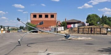 Localizan al conductor que derribó una farola en el polígono de La Cerrajera de Cuenca y abandonó el lugar