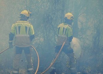 Los Bomberos de Guadalajara regresan a la ciudad tras una semana de trabajo continuo en el incendio de La Mierla