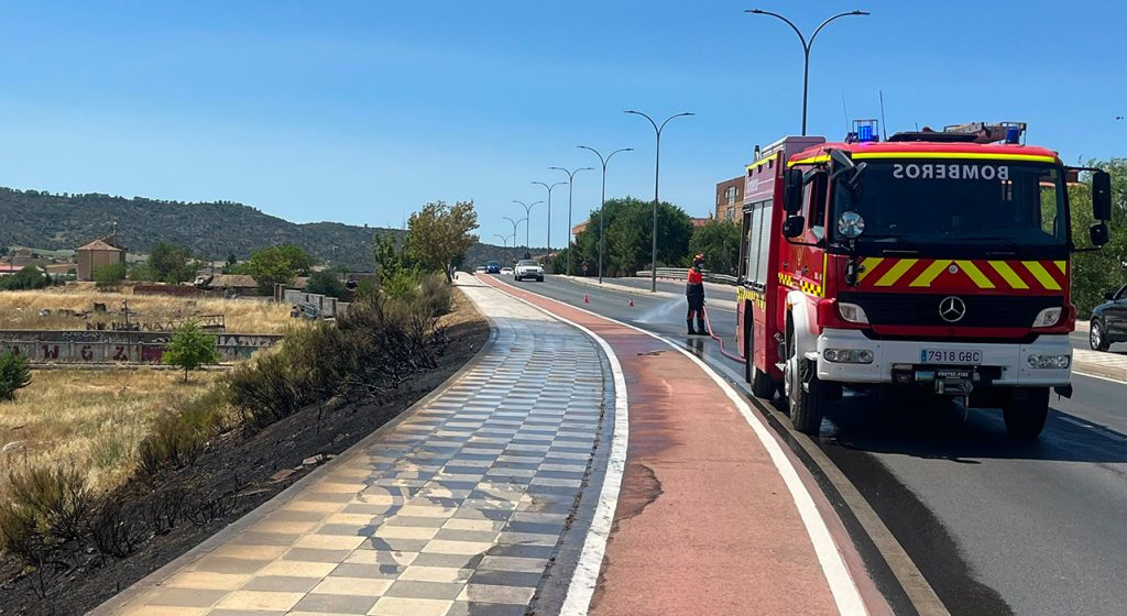 Los bomberos de Cuenca extinguen un incendio de matorral junto al polígono Los Palancares 2 Los bomberos de Cuenca sofocan un incendio junto al polígono Campsa en la Ronda Oeste