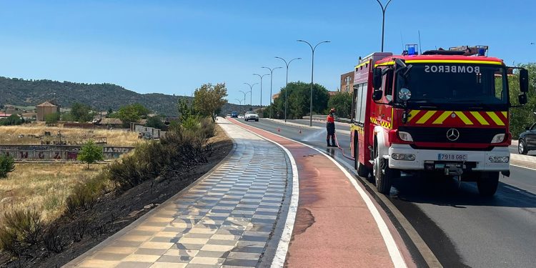 Los bomberos de Cuenca extinguen un incendio de matorral junto al polígono Los Palancares 1 Los bomberos de Cuenca sofocan un incendio junto al polígono Campsa en la Ronda Oeste