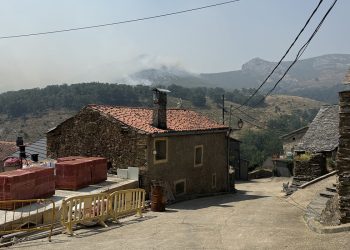 Los bomberos de la Diputación de Cuenca asumen la defensa de Prádena de Atienza frente al incendio de La Mierla