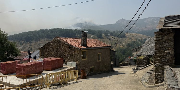 Los bomberos de la Diputación de Cuenca asumen la defensa de Prádena de Atienza frente al incendio de La Mierla Los bomberos de la Diputación de Cuenca asumen la defensa de Prádena de Atienza frente al incendio de La Mierla