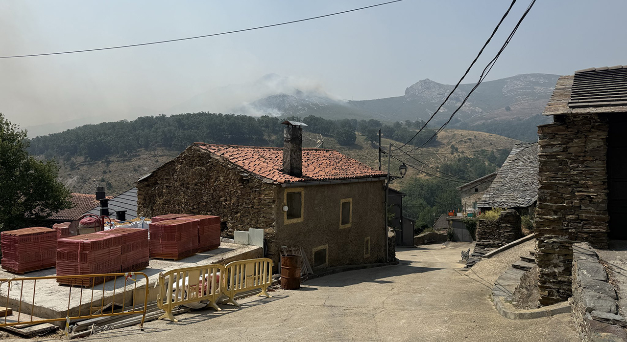 Los bomberos de la Diputación de Cuenca asumen la defensa de Prádena de Atienza frente al incendio de La Mierla 1 Los bomberos de la Diputación de Cuenca asumen la defensa de Prádena de Atienza frente al incendio de La Mierla