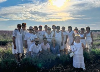 Los campos de lavanda de Villaviciosa han sido el escenario elegido para la presentación de la novela 'El Silencio de la Lavanda', del escritor Tony Muñoz. Durante el acto, enmarcado en la programación cultural de la Floración de la Lavanda 2026 en la tarde de ayer, el autor anunció en exclusiva que la obra será adaptada a la gran pantalla. La producción cinematográfica estará a cargo de Telespan 2000 y Vértice Cine, bajo la dirección internacional de José Luis Povedano, mientras que el propio Muñoz se encargará de escribir el guion. La obra, que resultó finalista del Premio Literatura Diversa el año pasado, utiliza el paisaje de Brihuega como un elemento central para narrar una historia de amor, identidad y autodescubrimiento. A través de la relación de dos adolescentes, el texto reivindica el medio rural como un espacio de crecimiento personal y diversidad. Durante la jornada se celebró un coloquio entre el autor y el periodista Daniel Valero, donde explicaron el proceso creativo y la fuerte vinculación de la historia con este municipio alcarreño. El encuentro reunió a numerosos vecinos, visitantes y representantes institucionales, contando con la asistencia de los concejales Marcos Pacheco y Susana Rodríguez. También destacó la participación activa de la bibliotecaria Paloma Raso y los miembros del Club de Lectura de la Biblioteca Municipal Manu Leguineche. Desde el Ayuntamiento han valorado esta futura película como una oportunidad clave para proyectar los paisajes de la localidad a nuevos públicos y consolidar al municipio como un referente cultural. De la agricultura al plató audiovisual La evolución de la floración en Brihuega demuestra cómo el patrimonio natural de Guadalajara ha trascendido progresivamente su valor agrícola original. Al revisar el archivo histórico de Liberal de Castilla sobre el desarrollo de estas festividades, se observa que los campos morados comenzaron captando la atención mediática principalmente a través de sus conciertos de verano al aire libre. Con el paso de los años, la programación municipal ha ido diversificando su oferta para incorporar certámenes artísticos, rutas patrimoniales y encuentros literarios que aportan un mayor peso cultural a la cita estival. La confirmación de que 'El Silencio de la Lavanda' se convertirá en un largometraje marca un nuevo hito en esta trayectoria de expansión. El municipio de Brihuega da un paso más allá de su condición de atractivo turístico estacional para consolidarse como un auténtico motor de creación narrativa y cinematográfica. Este salto al cine permitirá que la esencia, el paisaje y la apertura a la diversidad de la comarca trasciendan las breves semanas que dura la floración, garantizando una proyección continua de la provincia en el panorama cultural nacional.