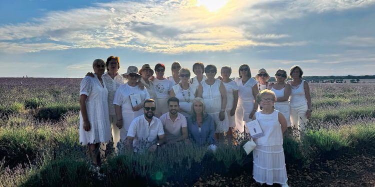 Los campos de lavanda de Brihuega darán el salto al cine con la adaptación de la novela de Tony Muñoz 1 Los campos de lavanda de Villaviciosa han sido el escenario elegido para la presentación de la novela 'El Silencio de la Lavanda', del escritor Tony Muñoz. Durante el acto, enmarcado en la programación cultural de la Floración de la Lavanda 2026 en la tarde de ayer, el autor anunció en exclusiva que la obra será adaptada a la gran pantalla. La producción cinematográfica estará a cargo de Telespan 2000 y Vértice Cine, bajo la dirección internacional de José Luis Povedano, mientras que el propio Muñoz se encargará de escribir el guion. La obra, que resultó finalista del Premio Literatura Diversa el año pasado, utiliza el paisaje de Brihuega como un elemento central para narrar una historia de amor, identidad y autodescubrimiento. A través de la relación de dos adolescentes, el texto reivindica el medio rural como un espacio de crecimiento personal y diversidad. Durante la jornada se celebró un coloquio entre el autor y el periodista Daniel Valero, donde explicaron el proceso creativo y la fuerte vinculación de la historia con este municipio alcarreño. El encuentro reunió a numerosos vecinos, visitantes y representantes institucionales, contando con la asistencia de los concejales Marcos Pacheco y Susana Rodríguez. También destacó la participación activa de la bibliotecaria Paloma Raso y los miembros del Club de Lectura de la Biblioteca Municipal Manu Leguineche. Desde el Ayuntamiento han valorado esta futura película como una oportunidad clave para proyectar los paisajes de la localidad a nuevos públicos y consolidar al municipio como un referente cultural. De la agricultura al plató audiovisual La evolución de la floración en Brihuega demuestra cómo el patrimonio natural de Guadalajara ha trascendido progresivamente su valor agrícola original. Al revisar el archivo histórico de Liberal de Castilla sobre el desarrollo de estas festividades, se observa que los campos morados comenzaron captando la atención mediática principalmente a través de sus conciertos de verano al aire libre. Con el paso de los años, la programación municipal ha ido diversificando su oferta para incorporar certámenes artísticos, rutas patrimoniales y encuentros literarios que aportan un mayor peso cultural a la cita estival. La confirmación de que 'El Silencio de la Lavanda' se convertirá en un largometraje marca un nuevo hito en esta trayectoria de expansión. El municipio de Brihuega da un paso más allá de su condición de atractivo turístico estacional para consolidarse como un auténtico motor de creación narrativa y cinematográfica. Este salto al cine permitirá que la esencia, el paisaje y la apertura a la diversidad de la comarca trasciendan las breves semanas que dura la floración, garantizando una proyección continua de la provincia en el panorama cultural nacional.