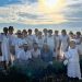 Los campos de lavanda de Villaviciosa han sido el escenario elegido para la presentación de la novela 'El Silencio de la Lavanda', del escritor Tony Muñoz. Durante el acto, enmarcado en la programación cultural de la Floración de la Lavanda 2026 en la tarde de ayer, el autor anunció en exclusiva que la obra será adaptada a la gran pantalla. La producción cinematográfica estará a cargo de Telespan 2000 y Vértice Cine, bajo la dirección internacional de José Luis Povedano, mientras que el propio Muñoz se encargará de escribir el guion. La obra, que resultó finalista del Premio Literatura Diversa el año pasado, utiliza el paisaje de Brihuega como un elemento central para narrar una historia de amor, identidad y autodescubrimiento. A través de la relación de dos adolescentes, el texto reivindica el medio rural como un espacio de crecimiento personal y diversidad. Durante la jornada se celebró un coloquio entre el autor y el periodista Daniel Valero, donde explicaron el proceso creativo y la fuerte vinculación de la historia con este municipio alcarreño. El encuentro reunió a numerosos vecinos, visitantes y representantes institucionales, contando con la asistencia de los concejales Marcos Pacheco y Susana Rodríguez. También destacó la participación activa de la bibliotecaria Paloma Raso y los miembros del Club de Lectura de la Biblioteca Municipal Manu Leguineche. Desde el Ayuntamiento han valorado esta futura película como una oportunidad clave para proyectar los paisajes de la localidad a nuevos públicos y consolidar al municipio como un referente cultural. De la agricultura al plató audiovisual La evolución de la floración en Brihuega demuestra cómo el patrimonio natural de Guadalajara ha trascendido progresivamente su valor agrícola original. Al revisar el archivo histórico de Liberal de Castilla sobre el desarrollo de estas festividades, se observa que los campos morados comenzaron captando la atención mediática principalmente a través de sus conciertos de verano al aire libre. Con el paso de los años, la programación municipal ha ido diversificando su oferta para incorporar certámenes artísticos, rutas patrimoniales y encuentros literarios que aportan un mayor peso cultural a la cita estival. La confirmación de que 'El Silencio de la Lavanda' se convertirá en un largometraje marca un nuevo hito en esta trayectoria de expansión. El municipio de Brihuega da un paso más allá de su condición de atractivo turístico estacional para consolidarse como un auténtico motor de creación narrativa y cinematográfica. Este salto al cine permitirá que la esencia, el paisaje y la apertura a la diversidad de la comarca trasciendan las breves semanas que dura la floración, garantizando una proyección continua de la provincia en el panorama cultural nacional.